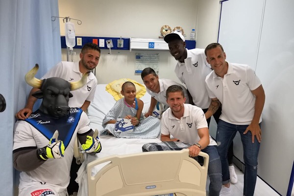 Llevan Toros alegría a niños guerreros de Hospital General Celaya