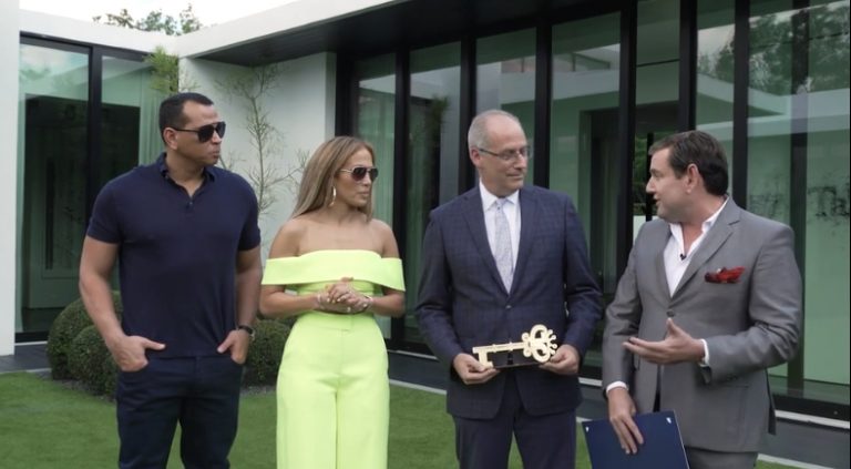 Entregan a JLO llaves de La Ciudad de Miami