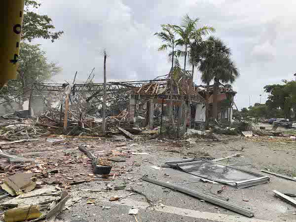 Explota centro comercial en Florida; reportan varios heridos