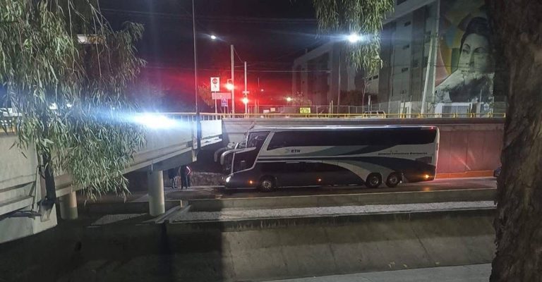 Choca ETN contra el malecón en León