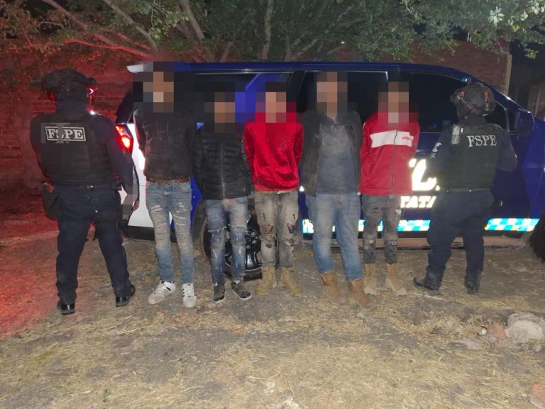 Detiene FSPE a cinco personas y recuperan camioneta con reporte de robo