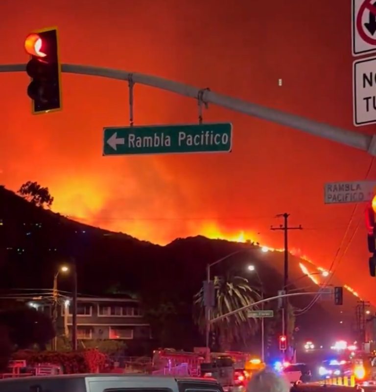 Incendios en Los Ángeles: 100,000 evacuados, cinco muertos y 21 heridos
