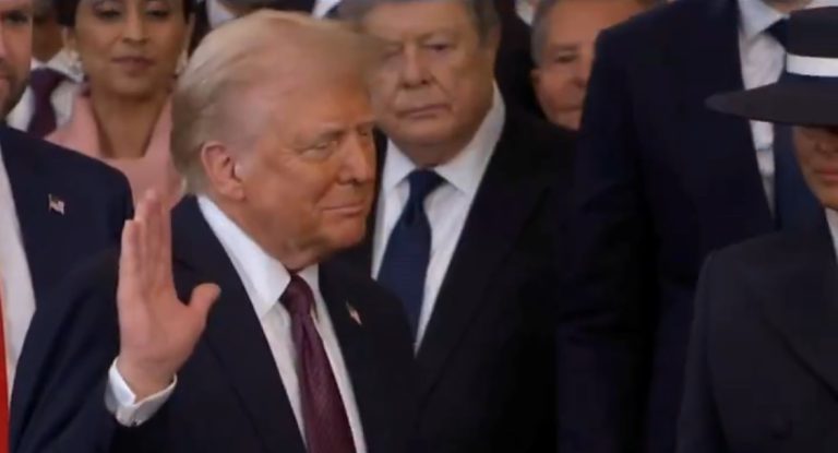 Asume Donald Trump presidencia de EU