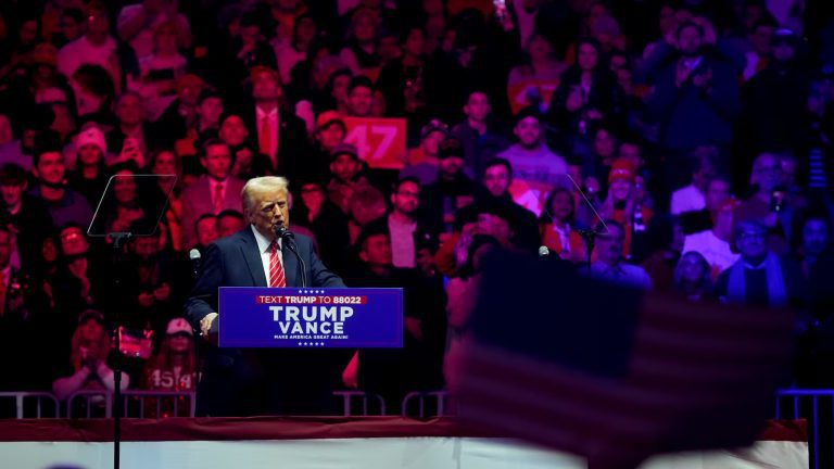 Trump regresa ‘agresivo’: Planea ‘crisis’ en la frontera y perforación petrolera