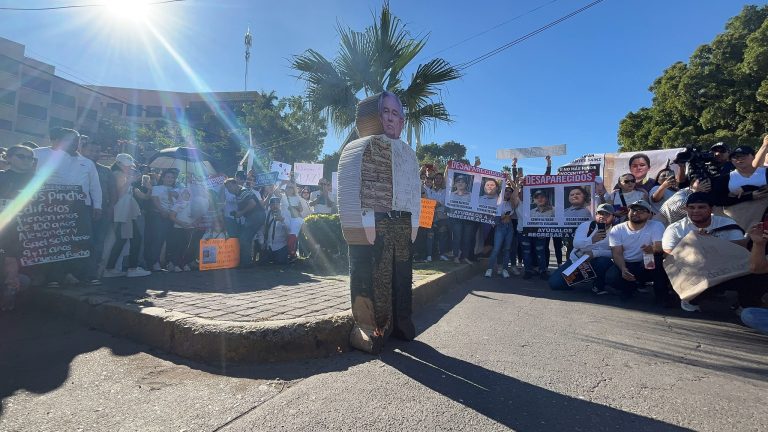 Miles de sinaloenses marchan en Culiacán en contra del gobernador Rocha Moya