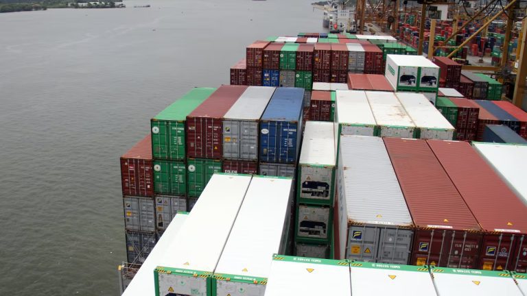 Colombia impone aranceles de hasta 50% contra EU ante sanciones de Trump