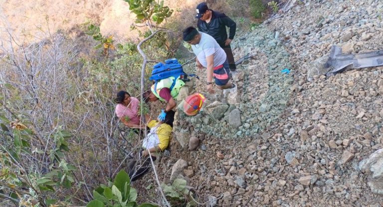 Funcionaria estatal sufre volcadura en el Cerro del Cubilete y queda gravemente herida