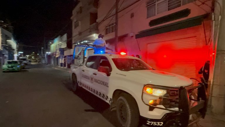 Se movilizan elementos de seguridad ante reporte de disparos contra farmacia