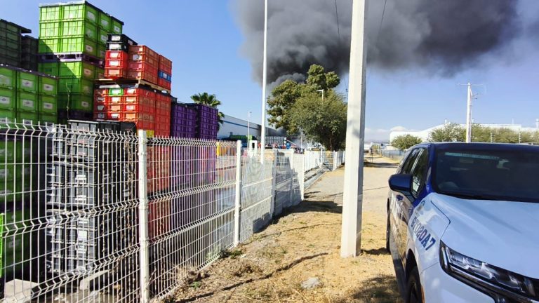 Se incendia empresa automotriz en Puerto Interior