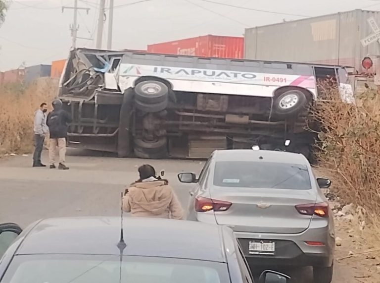 Urbano trata de ganarle el paso al tren y se lo lleva
