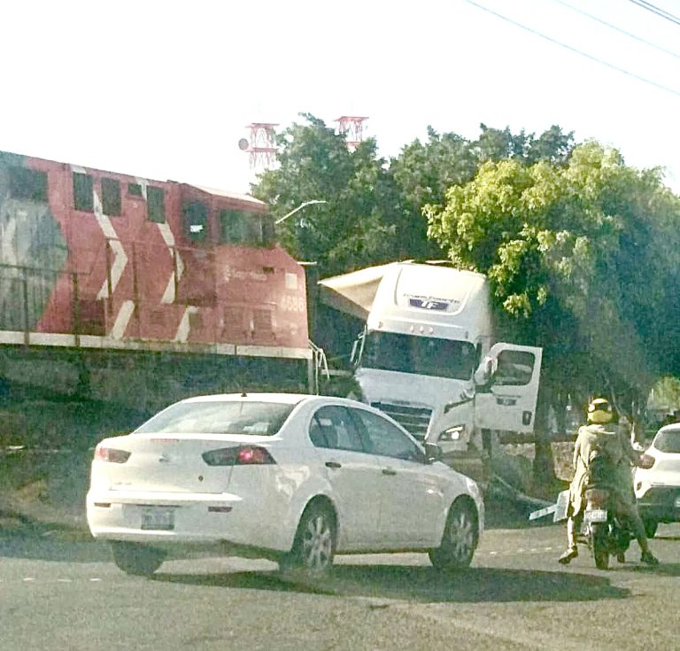 Embiste el tren a camión de carga en Celaya