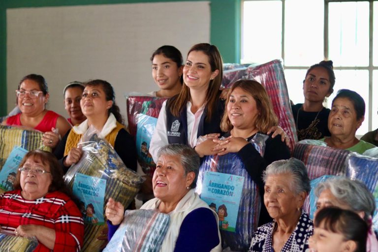 Cierra DIF Irapuato campañas “Abrigando de Corazón” y “Regalando Sonrisas”