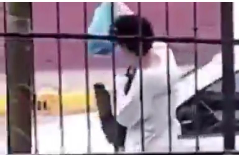Joven tira a su bebé en plena calle