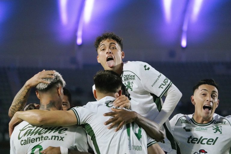 León sufre en Mazatlán pero mantiene paso perfecto en Liga MX