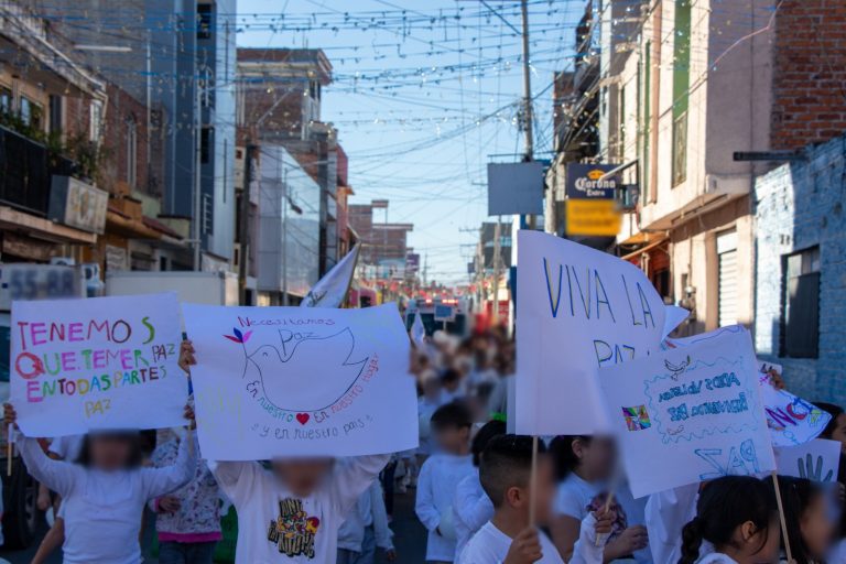Encabezan “Marcha de la Prevención” estudiantes de primaria en Uriangato