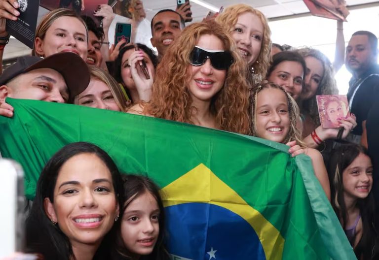 Shakira llega a Brasil para arrancar gira de conciertos