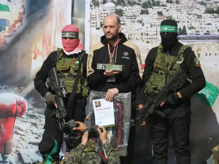 Liberan tres rehenes y 369 palestinos en nuevo canje entre Israel y Hamás