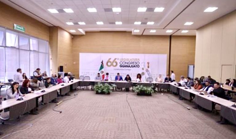 Dialogan sobre dictámenes en favor de las personas con discapacidad