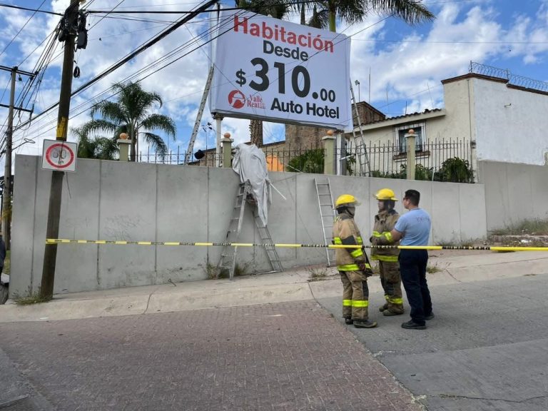 Hombre que ponía una lona en un hotel muere tras caer sobre una reja metálica