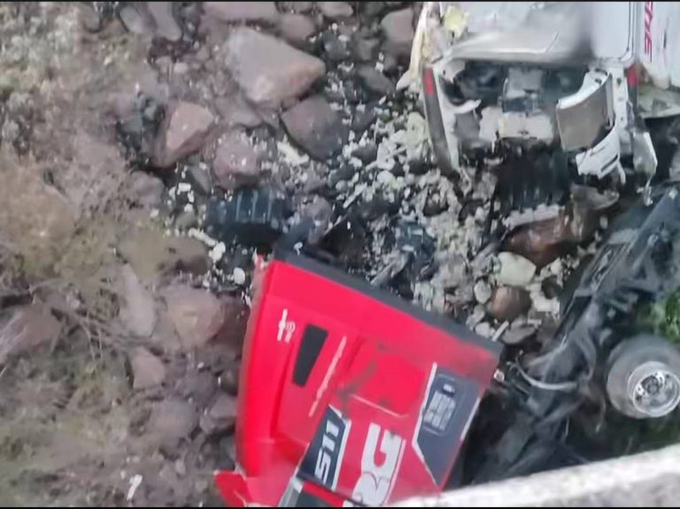 Trailer cae de la carretera San Felipe-Silao; conductor muere atrapado en los restos de la cabina