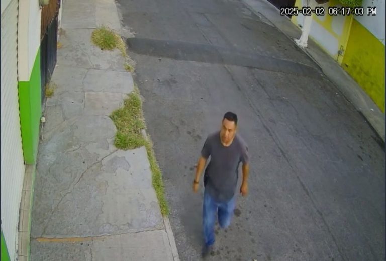 Indigna hombre que agrede a mujer en la vía pública en Celaya