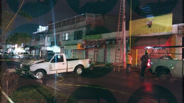 Conductor ebrio choca contra poste y deja sin luz a varias viviendas en Las Carmelitas