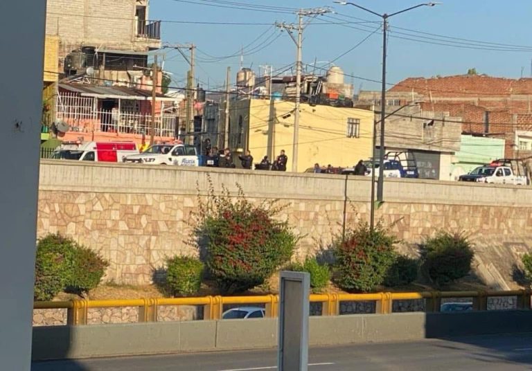 Mujer policía resulta gravemente herida tras estrellarse contra estructura metálica
