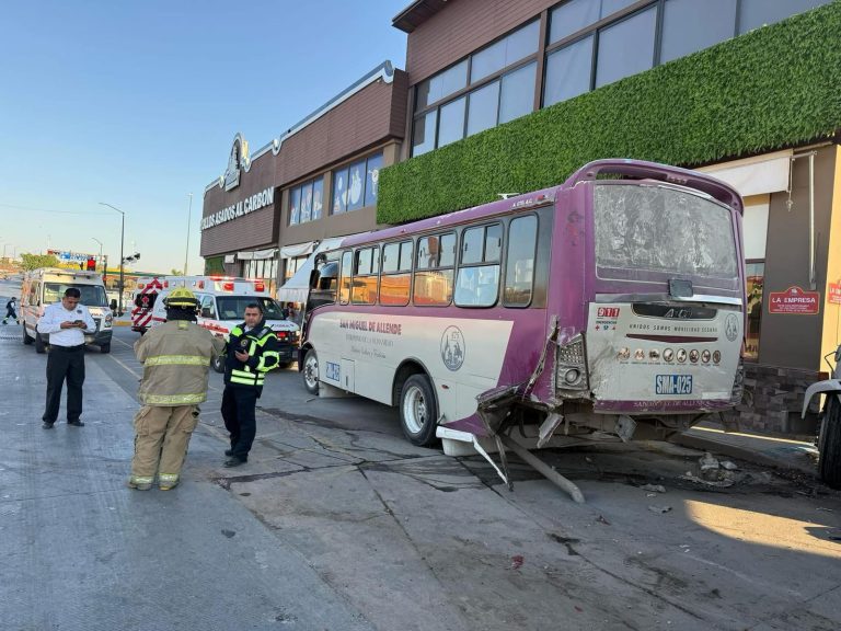 Choque entre camión de carga y de pasajeros, deja 16 personas lesionadas