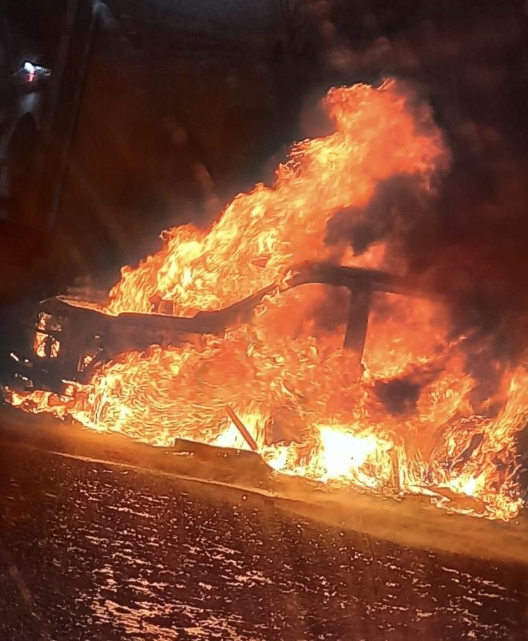 Se incendia camioneta de la Fiscalía en Celaya