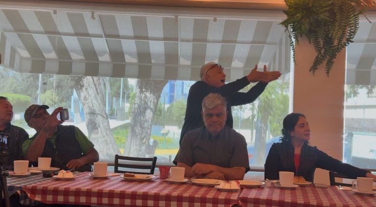 Pelean morenistas en rueda de prensa