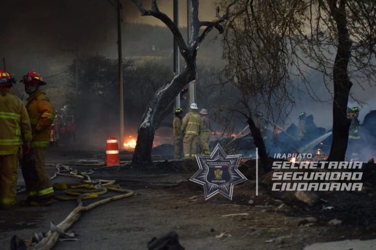 Controlan incendio en recicladora en 90%