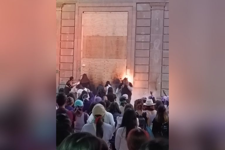 Concluye marcha feminista con pintas e incendios en presidencia de Irapuato