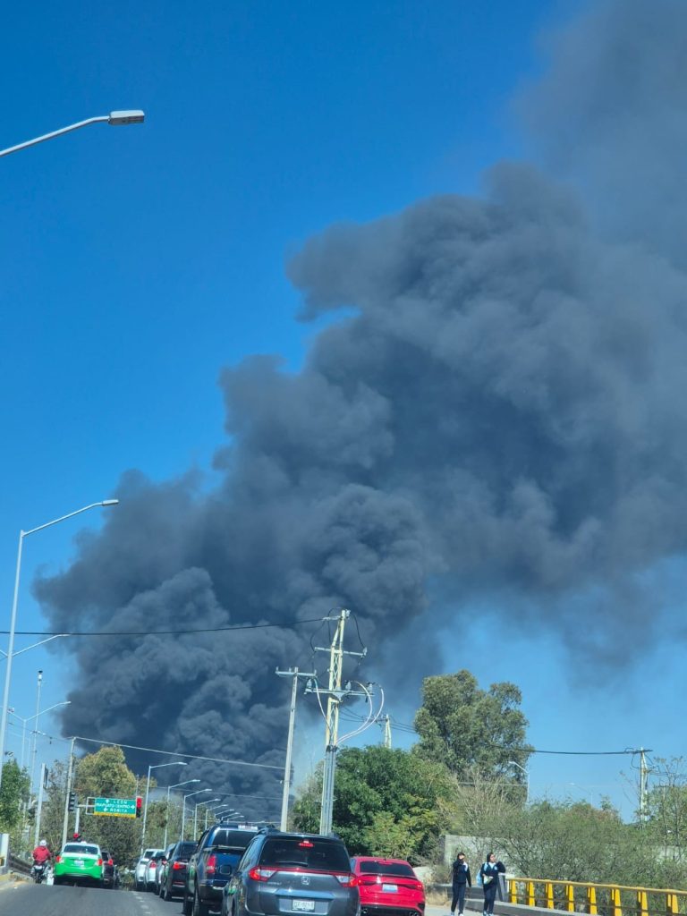 Incendio en recicladora contenido en 50%