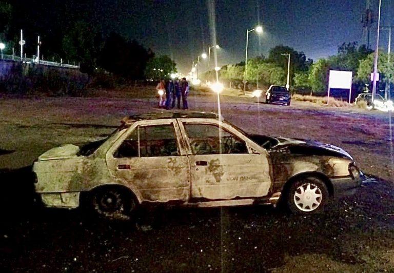 Falla mecánica, la causa de incendio de auto oficial