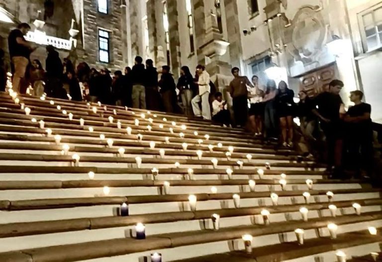 Rinden sentido homenaje a estudiantes fallecidos en la UG