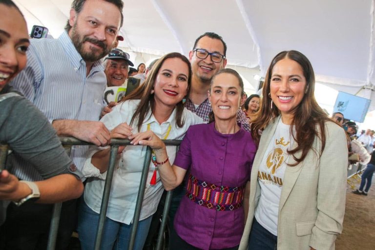 Entrega Lorena Alfaro carpeta con proyectos prioritarios a Presidenta de la República