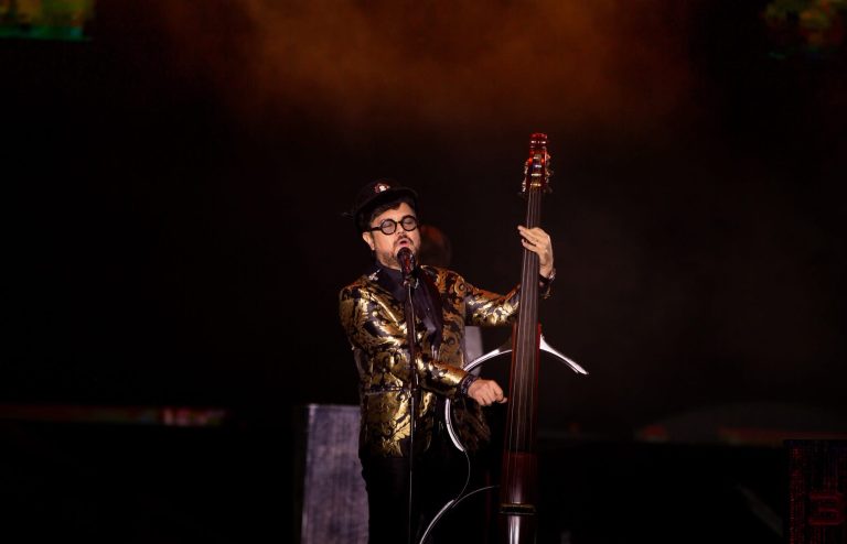 Aleks Syntek inaugura el Teatro del Pueblo en la Feria de las Fresas con gran concierto