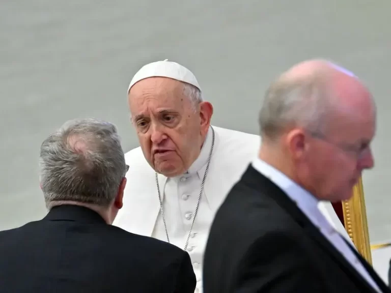 Papa Francisco sigue “estable” pero aún requiere terapia en el hospital