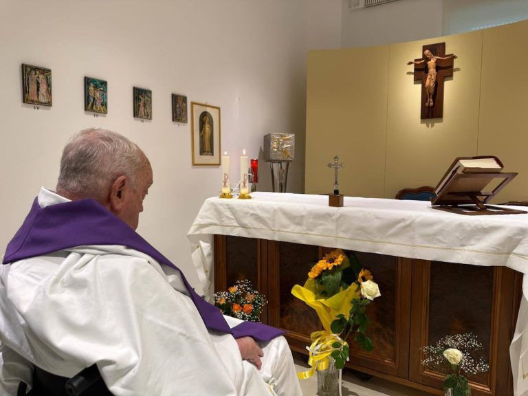 Acepta Papa Francisco atravesar ‘un momento de prueba con físico débil’
