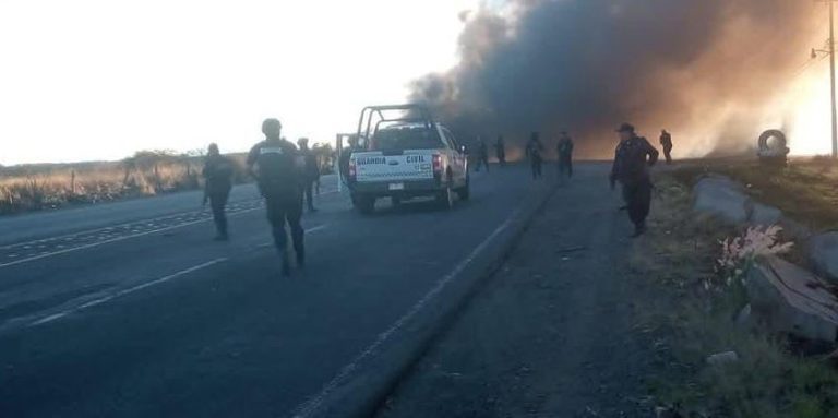 Enfrentamientos provocan bloqueos carreteros y quema de vehículos en Michoacán y Jalisco