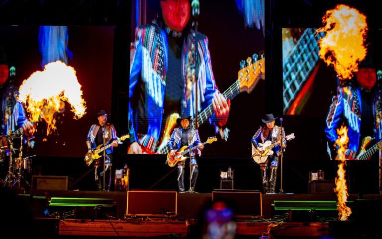 Pone a bailar y cantar Bronco a los irapuatenses