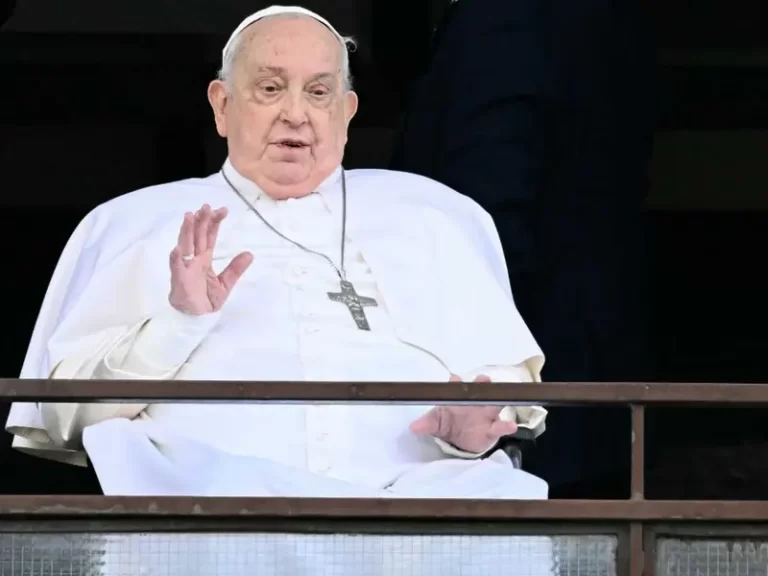 Papa Francisco abandona el hospital y reaparece en público
