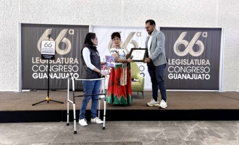 Presentan libro “La Americana”