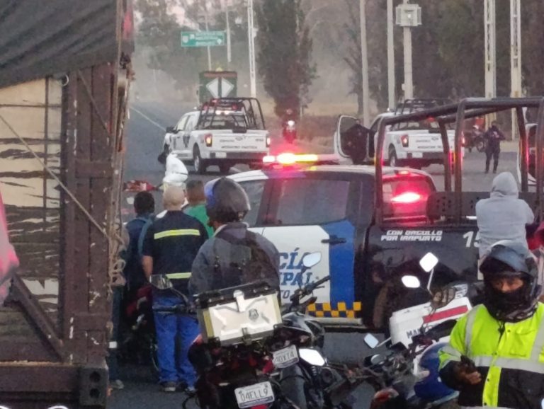 Motociclista muere tras chocar contra camión y ser arrollado por varios vehículos en la Salamanca-Irapuato