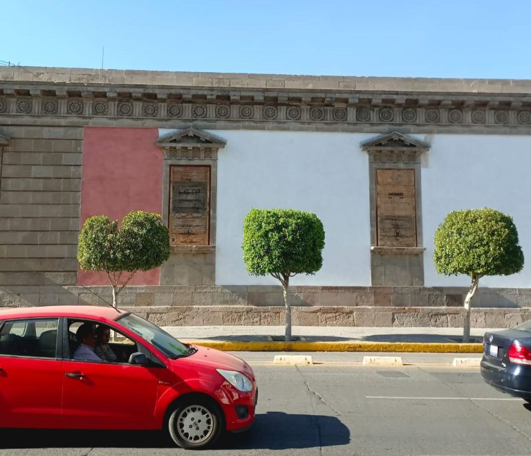 Implementan medidas para proteger Palacio Municipal de Irapuato ante marchas por 8M