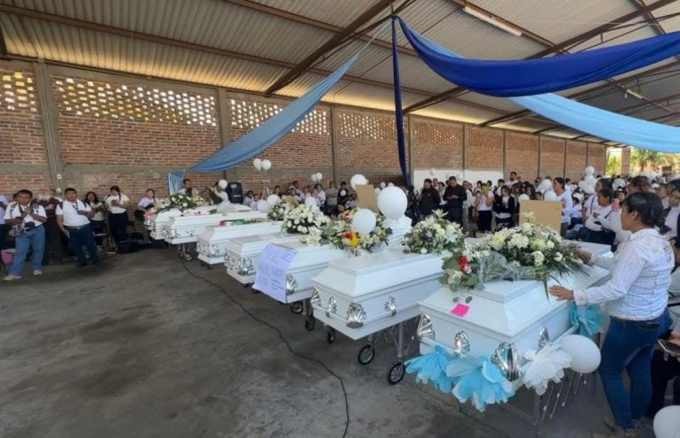 Despiden a víctimas de la masacre de San José de Mendoza