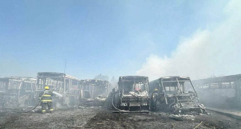 Incendio de pastizal se extiende a base de camiones de transporte de personal y quema unidades
