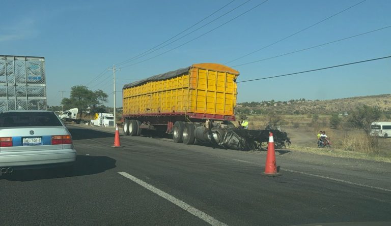 Tráfico sigue afectado tras accidente en la carretera Abasolo-Irapuato