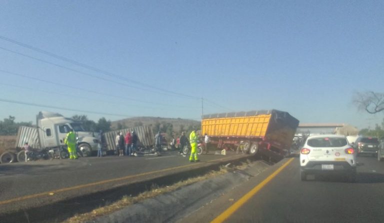 Aparatoso accidente entre cinco vehículos bloquea la carretera Abasolo-Irapuato