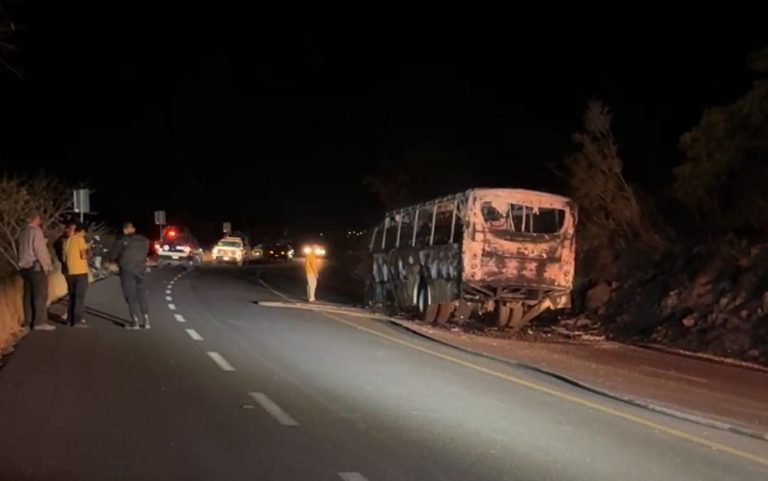Incendian camión de pasajeros en la Acámbaro -Celaya
